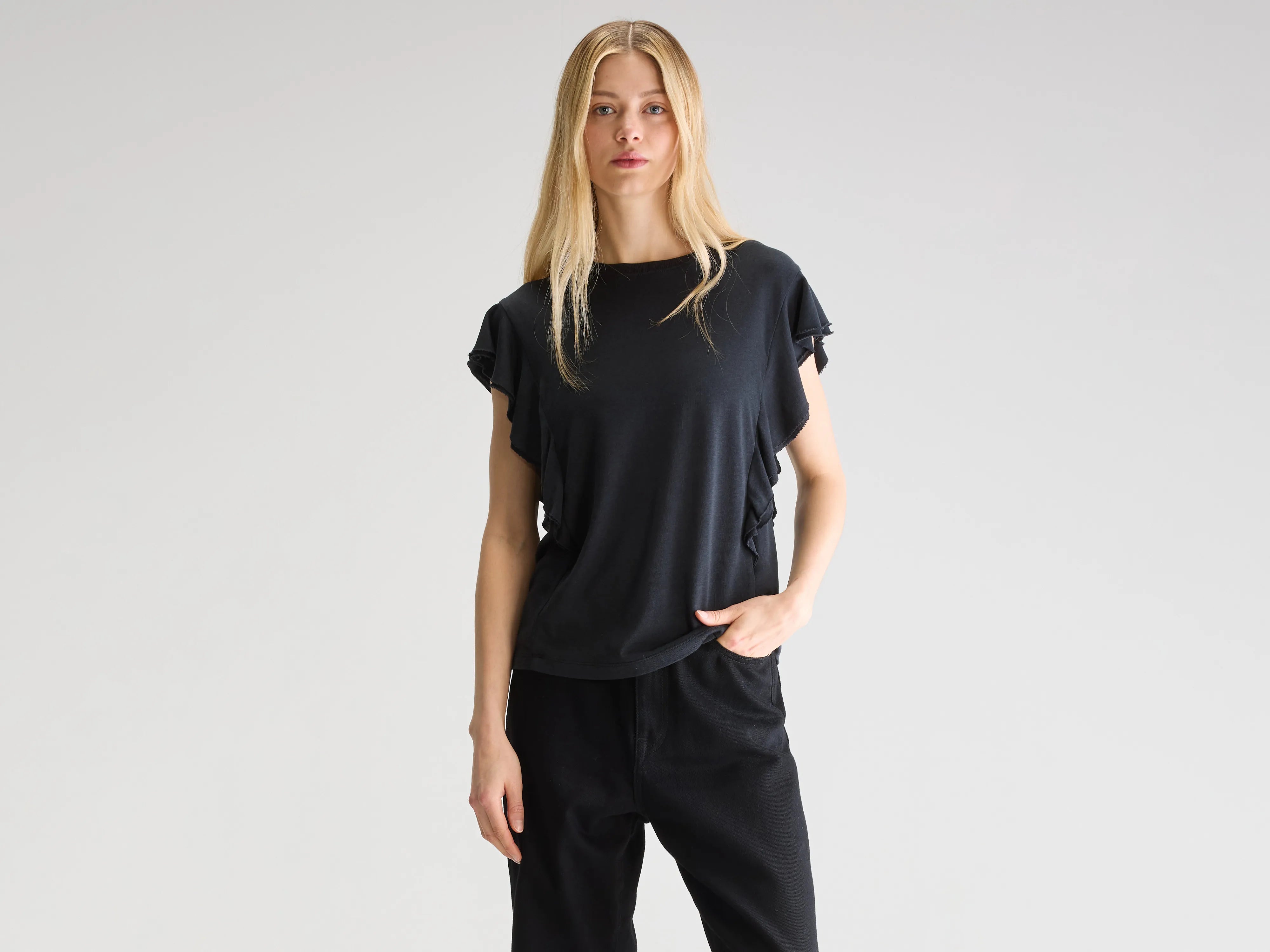 Muscle Women T Shirt for a Sporty and Casual LookFrum crewneck t-shirt (251 / W / BLACK BLUE) Muscle Women T Shirt for a Sporty and Casual LookFrum crewneck t-shirt (251 / W / BLACK BLUE)